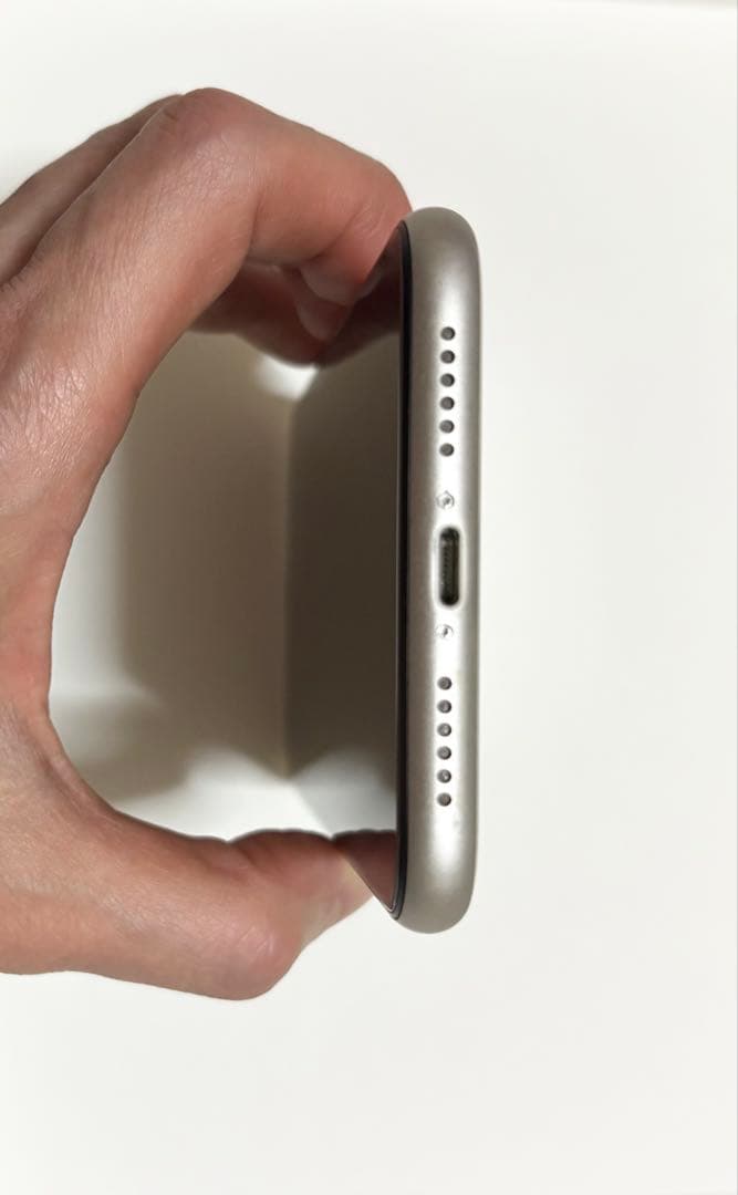 iPhone11 ホワイト　SIMロック解除済み、箱付、付属品あり