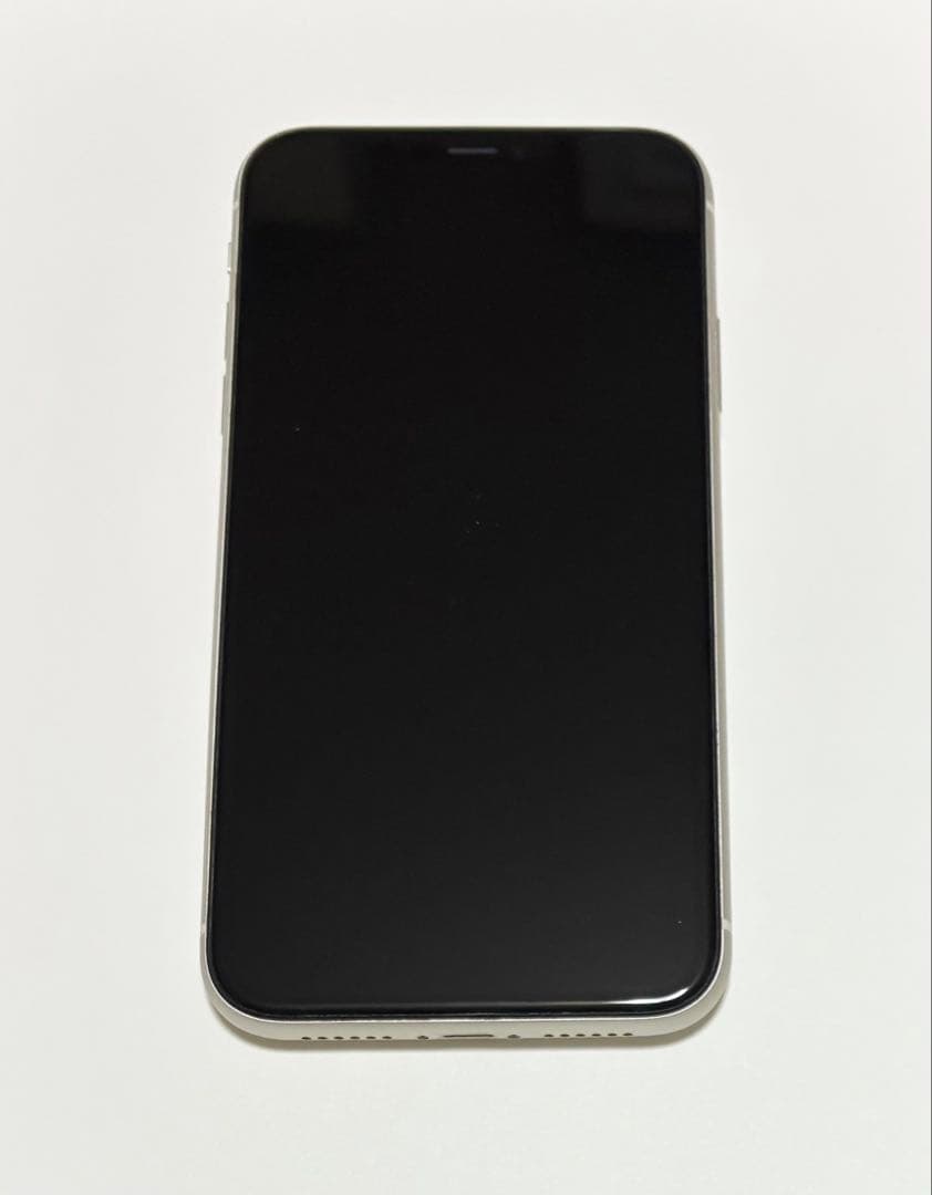 iPhone11 ホワイト　SIMロック解除済み、箱付、付属品あり