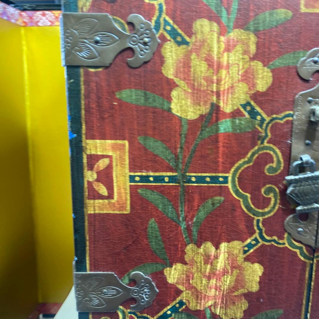 小物入り，宝石入り，花柄装飾の木製箪笥