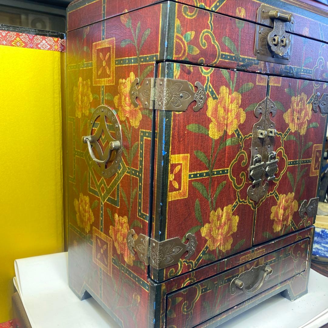 小物入り，宝石入り，花柄装飾の木製箪笥