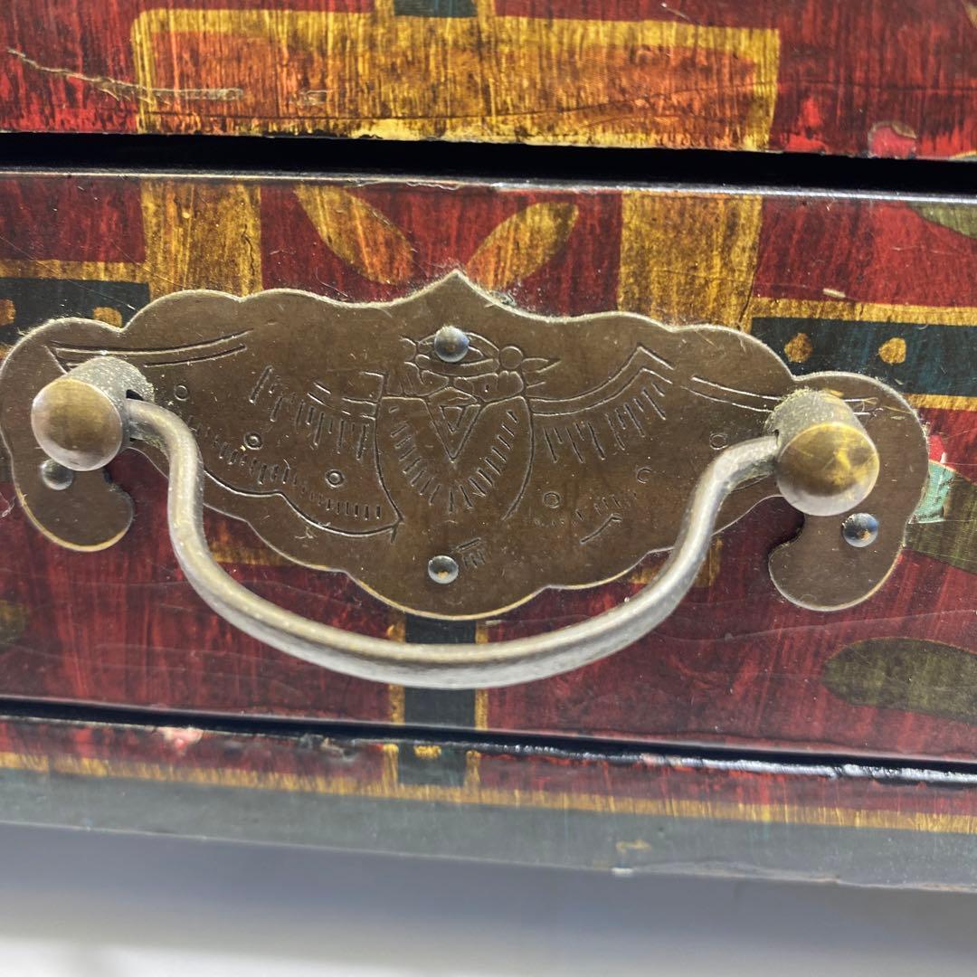 小物入り，宝石入り，花柄装飾の木製箪笥