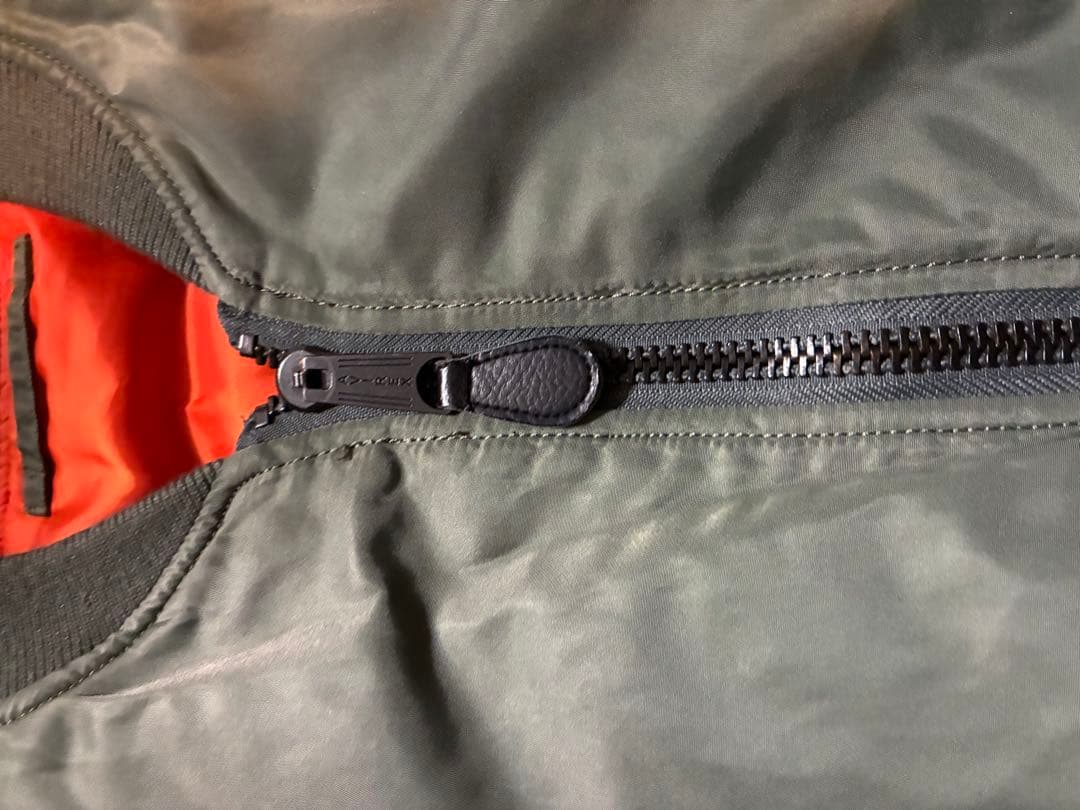 AVIREX　セージグリーン×オレンジ　Lサイズ　背面アーチロゴ