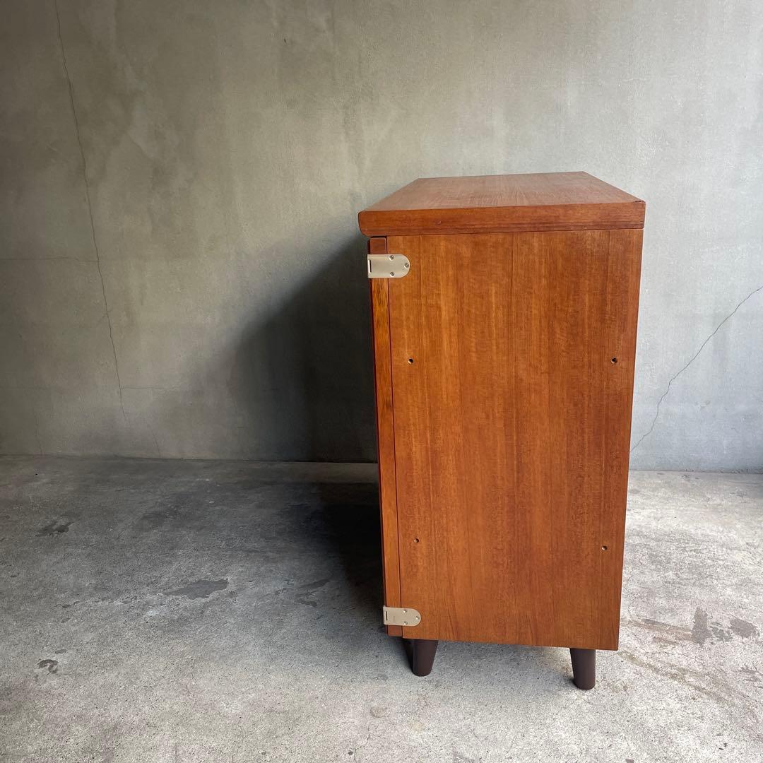 北欧スタイル　ガラス扉キャビネット 収納