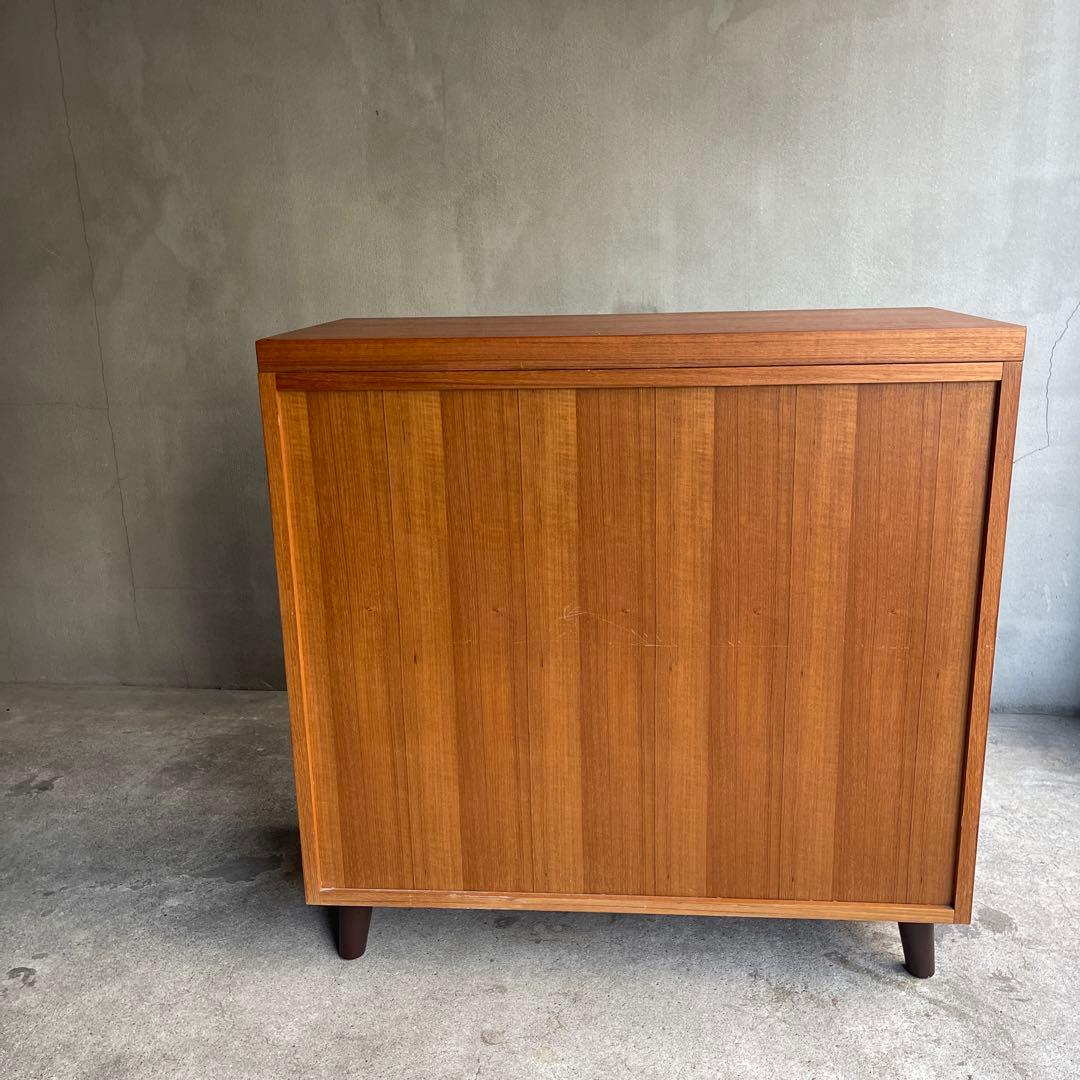 北欧スタイル　ガラス扉キャビネット 収納