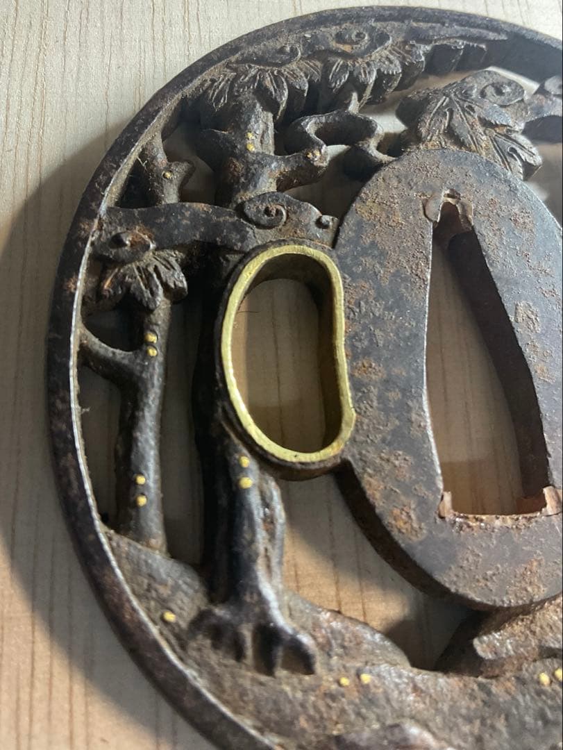 動物と人物の浮彫り 鉄製鍔　　時代　古道具