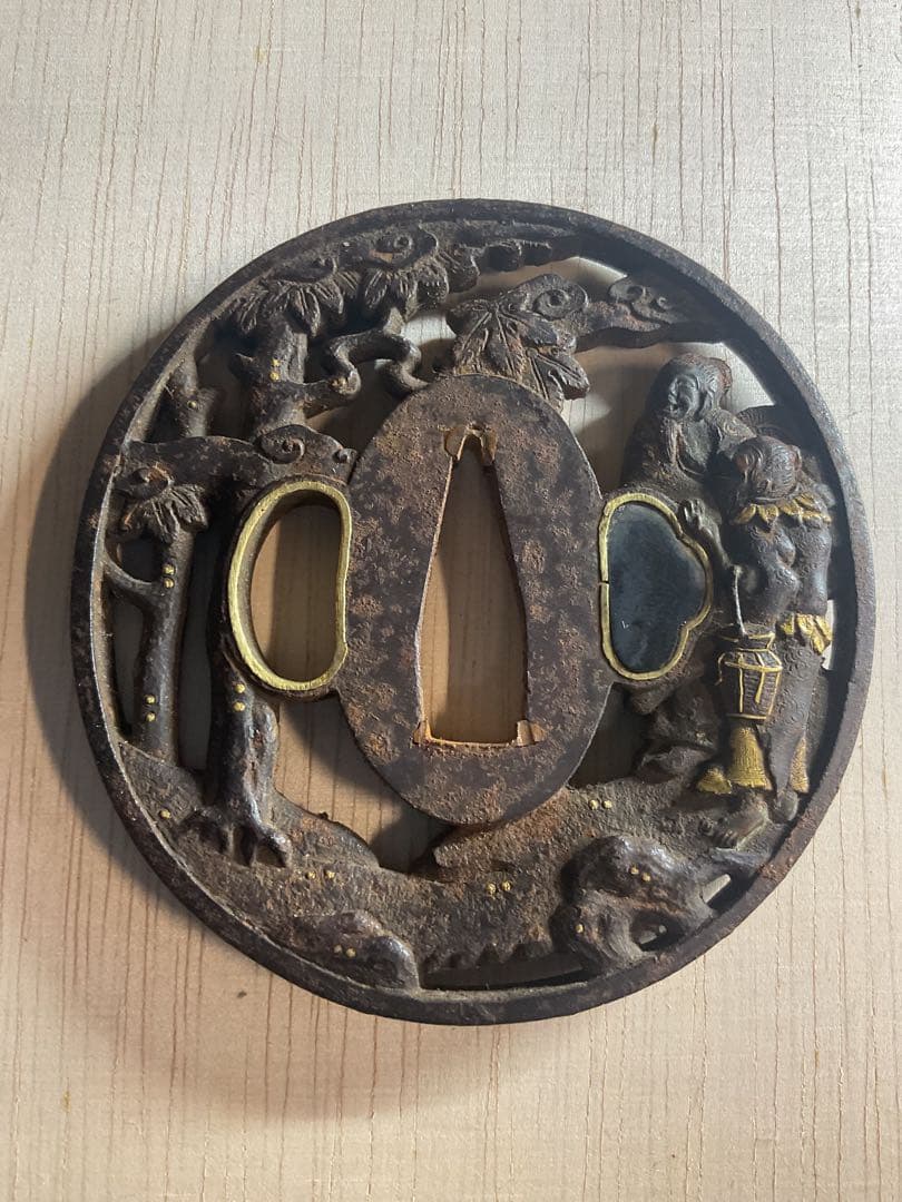 動物と人物の浮彫り 鉄製鍔　　時代　古道具