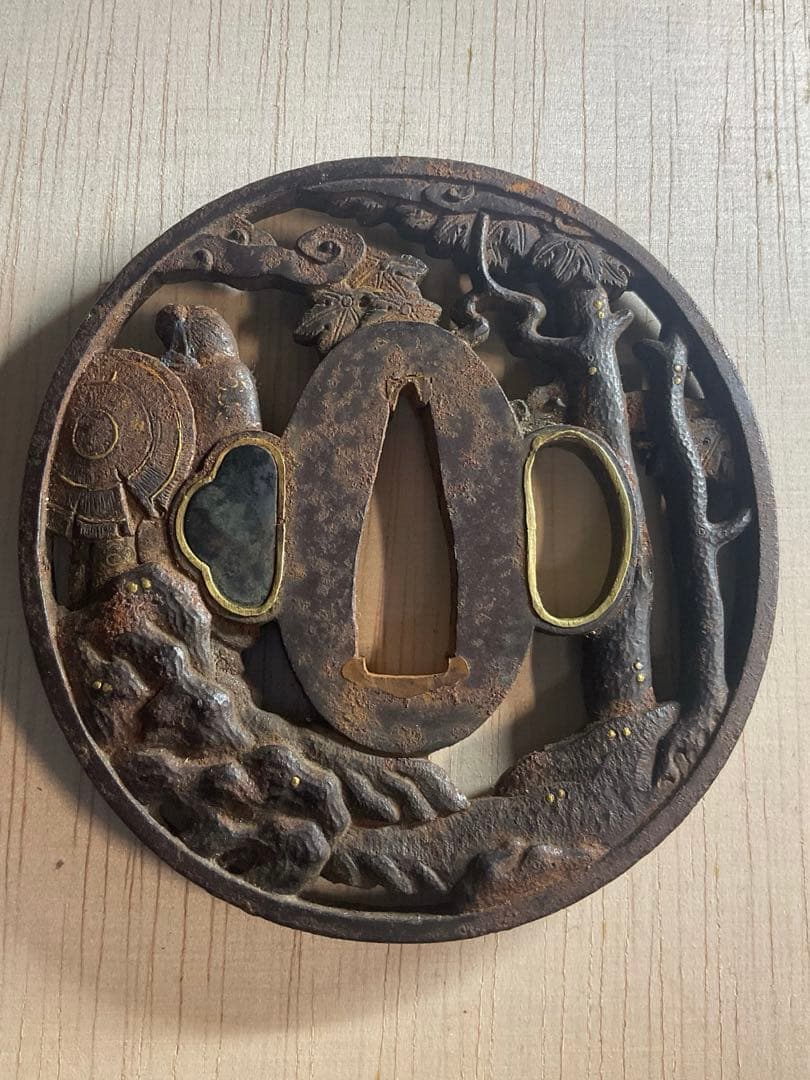 動物と人物の浮彫り 鉄製鍔　　時代　古道具