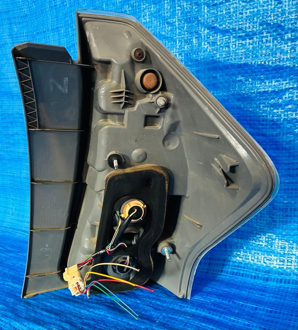 トヨタプリウスα ZVW40W/ZVW41W 後期型 純正テールランプ左右セット