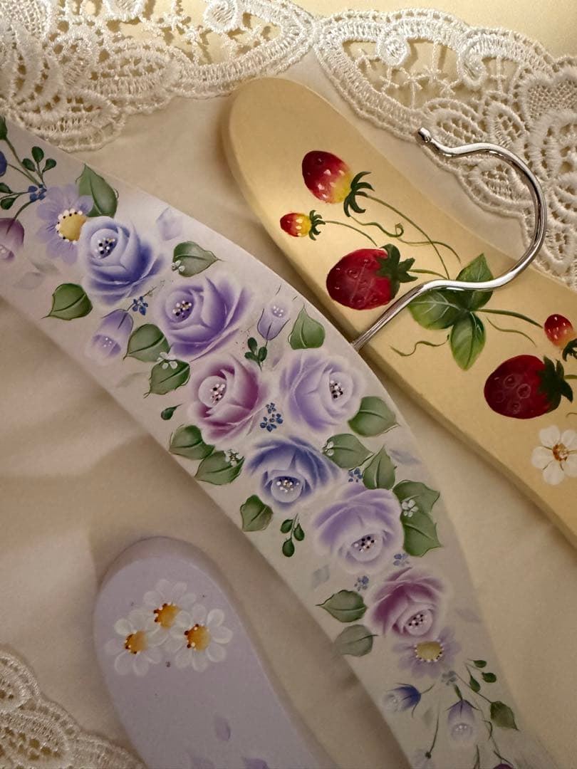 トールペイント作品　手描きデザインの木製ハンガー5本セット