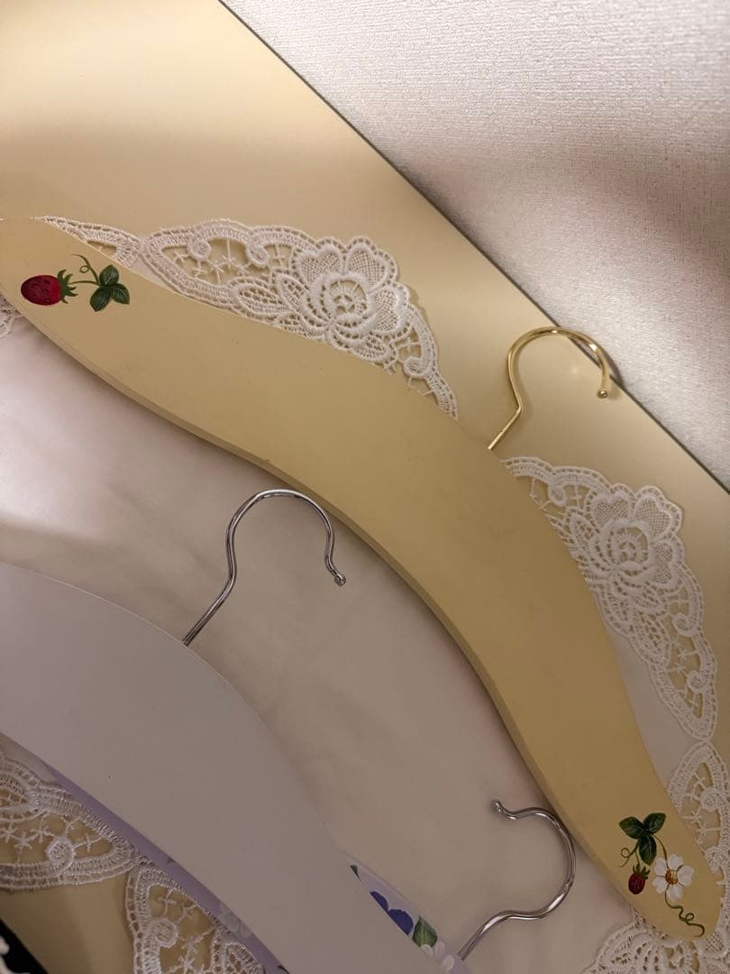 トールペイント作品　手描きデザインの木製ハンガー5本セット