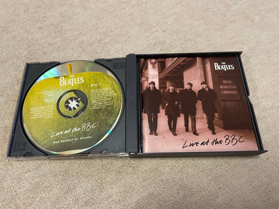 The Beatles 'Live at the BBC' 限定版ラジオ型ケース
