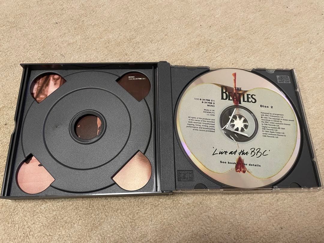 The Beatles 'Live at the BBC' 限定版ラジオ型ケース