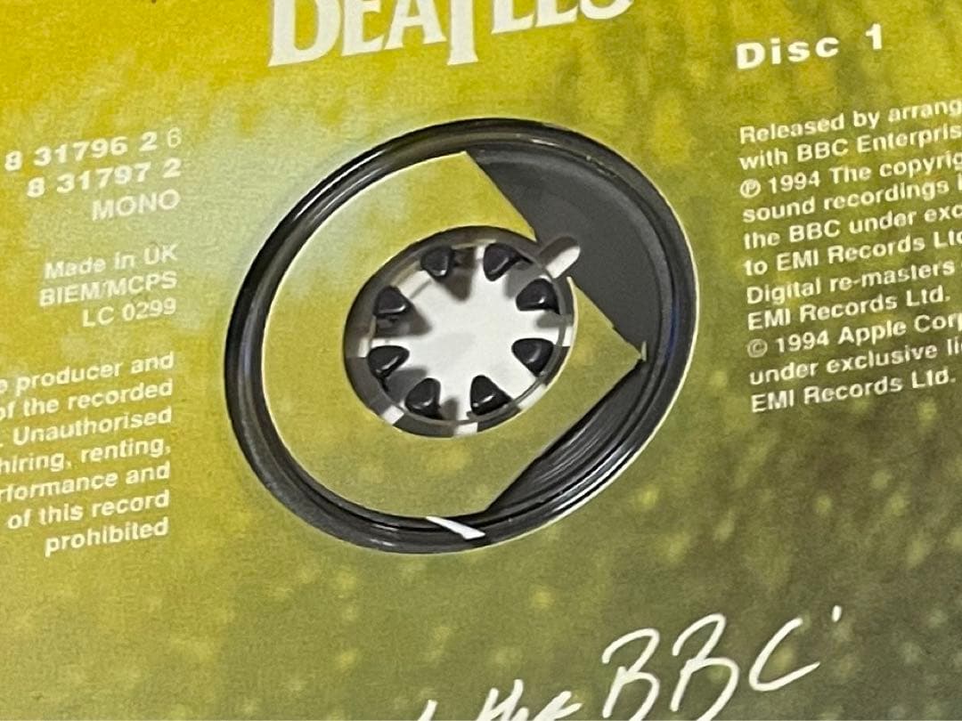 The Beatles 'Live at the BBC' 限定版ラジオ型ケース