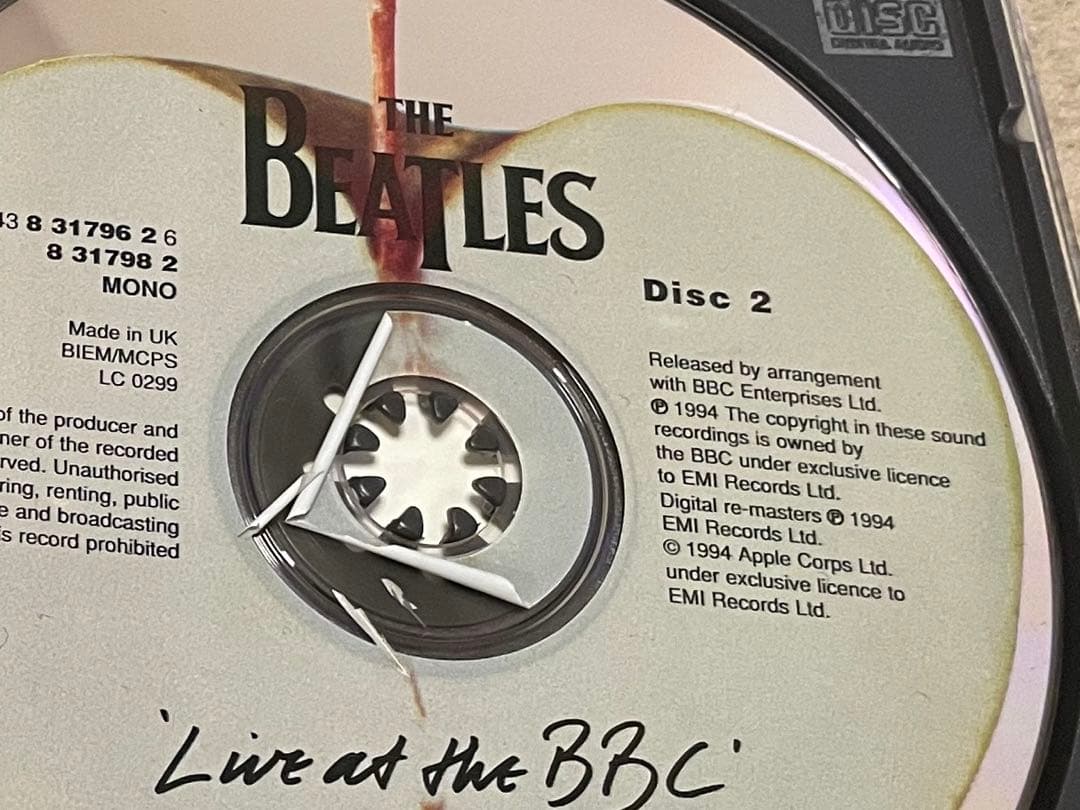 The Beatles 'Live at the BBC' 限定版ラジオ型ケース