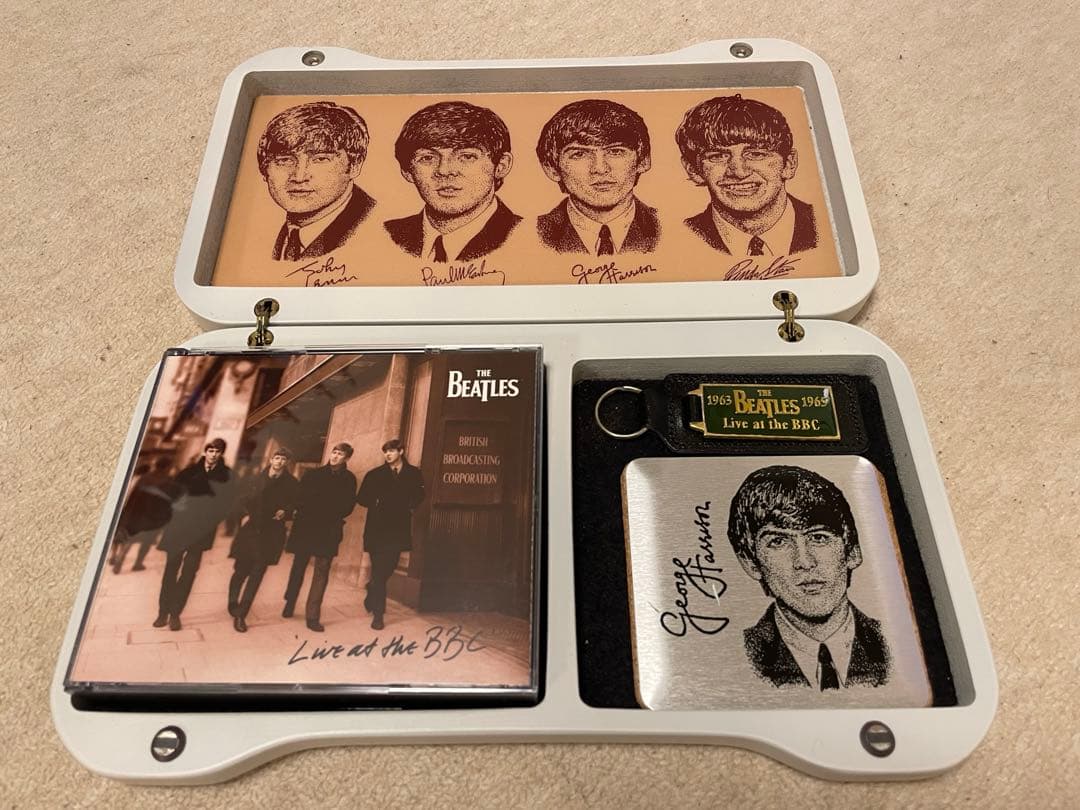 The Beatles 'Live at the BBC' 限定版ラジオ型ケース