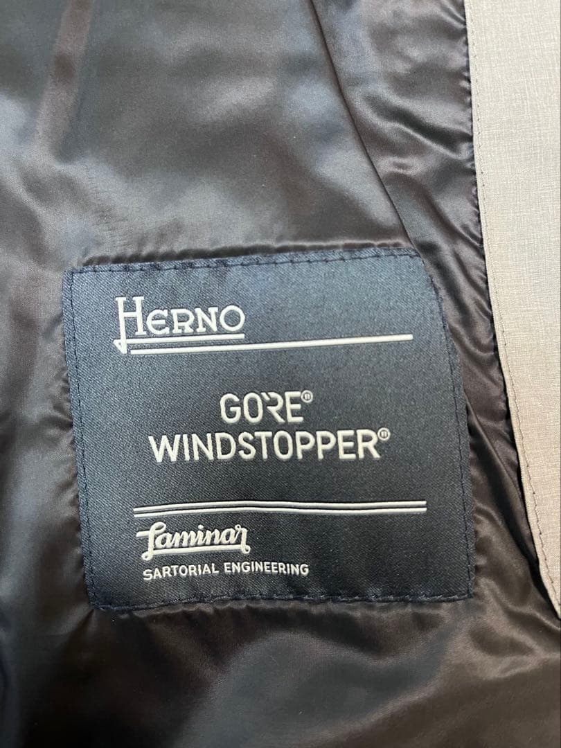 ヘルノ　グレー ダウンベスト