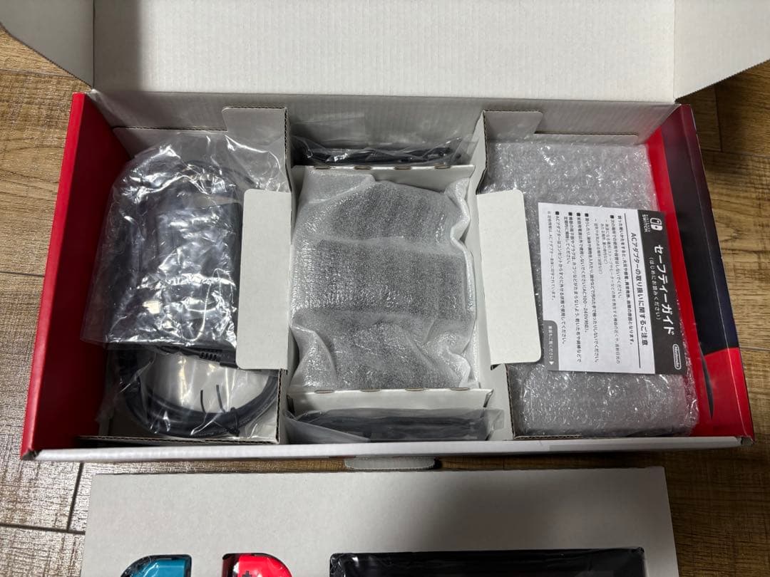 【美品】Nintendo Switch 本体 任天堂（バッテリー強化版)