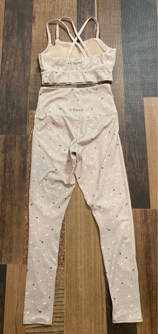 極美　emmi yogaエミヨガ　ヨガウェア　UVカット吸水速乾　オリジナル星柄