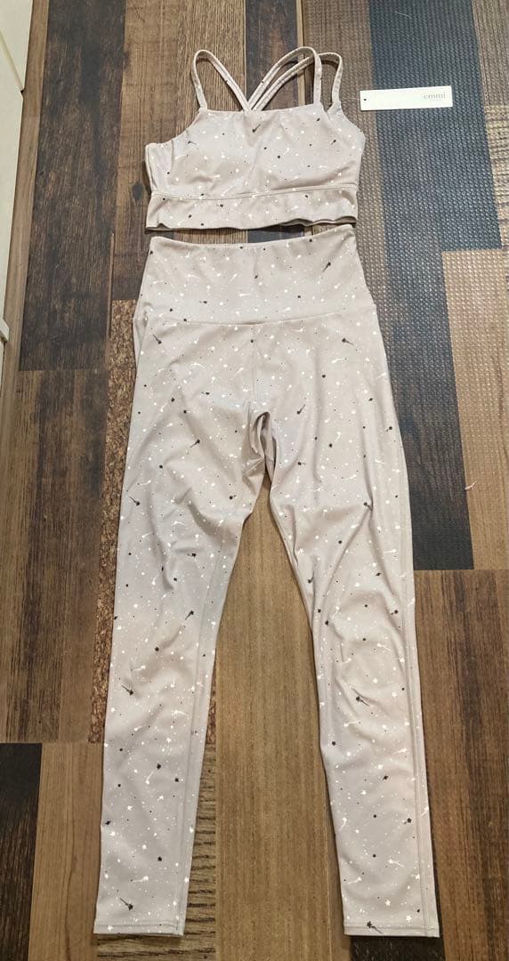 極美　emmi yogaエミヨガ　ヨガウェア　UVカット吸水速乾　オリジナル星柄