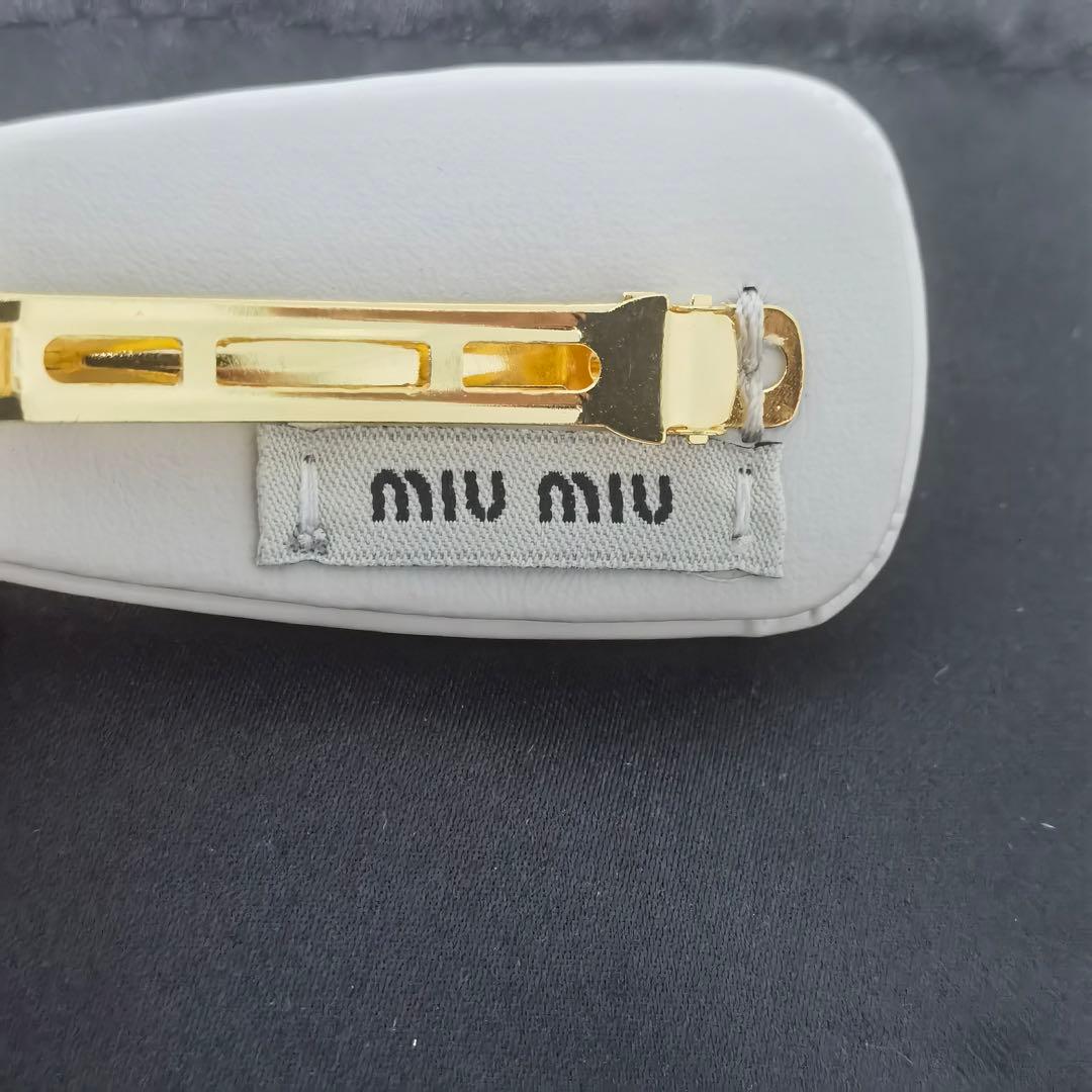 【美品】MIUMIU レディース ヘアピン ヘアクリップ 白