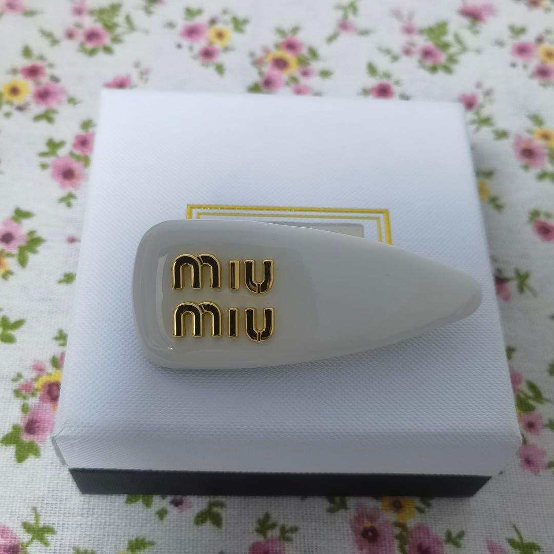 【美品】MIUMIU レディース ヘアピン ヘアクリップ 白