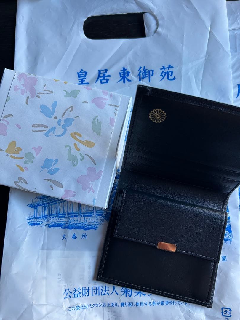 新品★皇居★二つ折り財布★皇居限定 特製　ブラック　黒　本革　人気　２つ折り