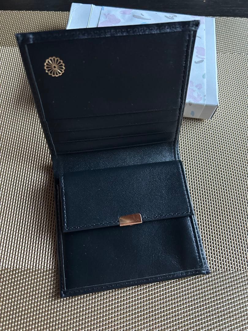 新品★皇居★二つ折り財布★皇居限定 特製　ブラック　黒　本革　人気　２つ折り