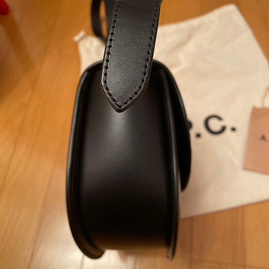 A.P.C. ブラック レザー ショルダーバッグ