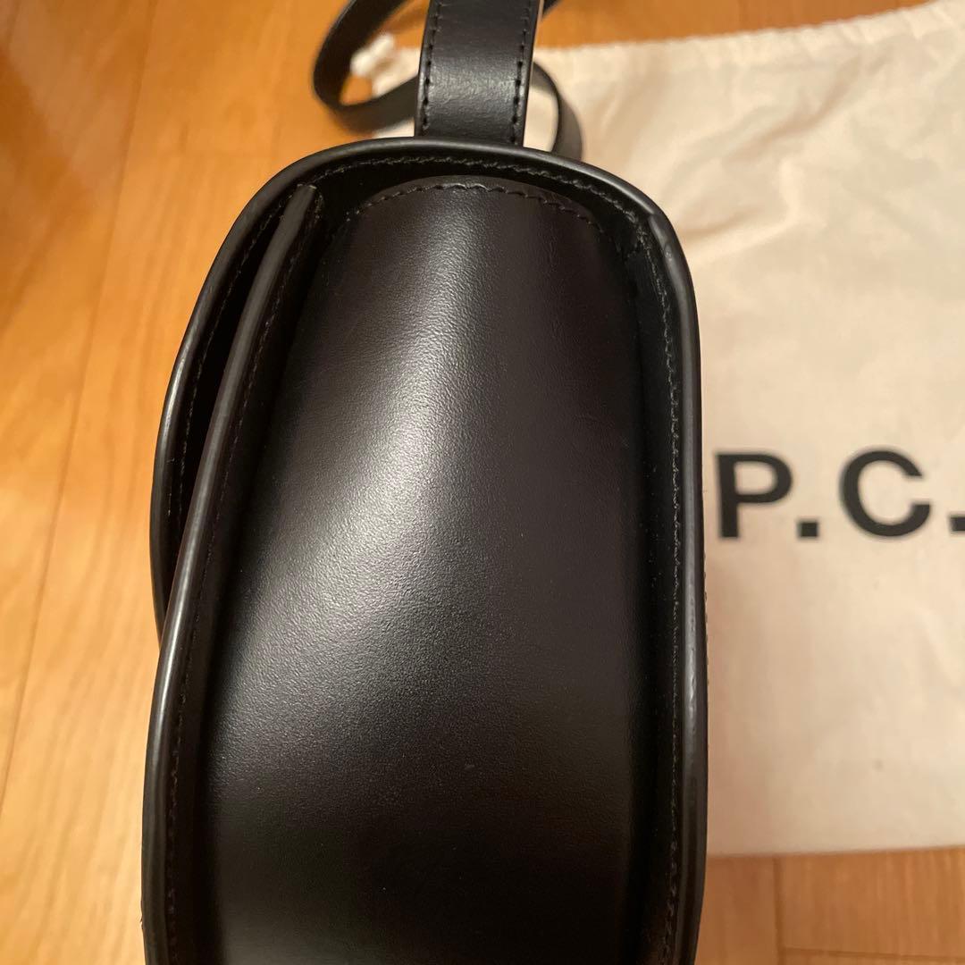 A.P.C. ブラック レザー ショルダーバッグ