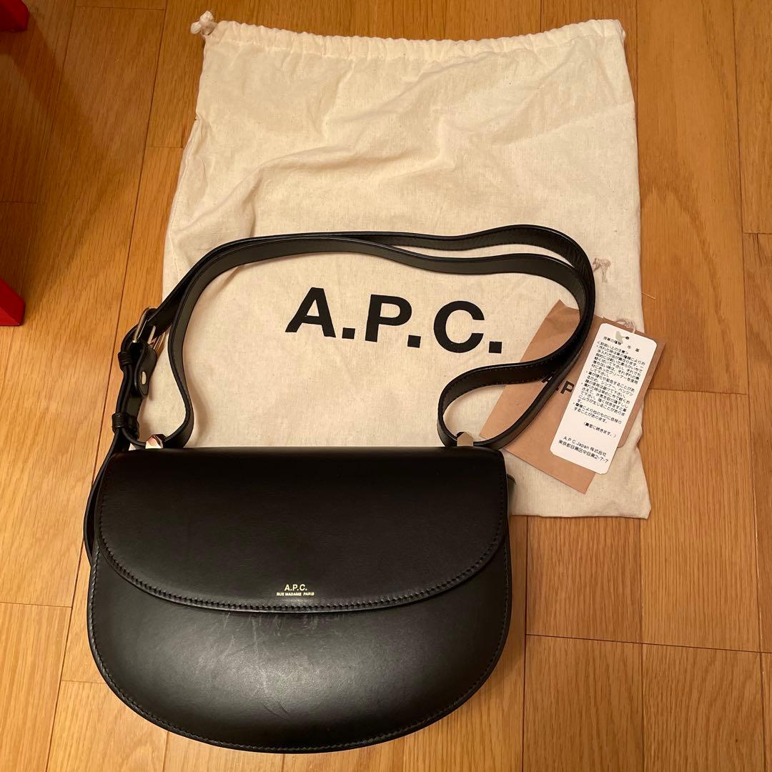 A.P.C. ブラック レザー ショルダーバッグ