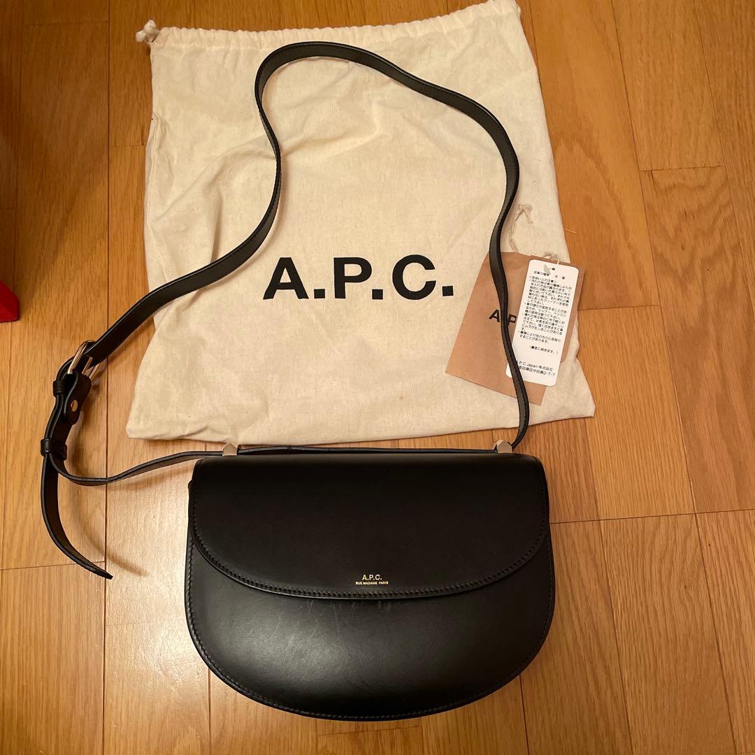 A.P.C. ブラック レザー ショルダーバッグ