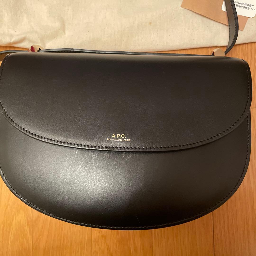 A.P.C. ブラック レザー ショルダーバッグ