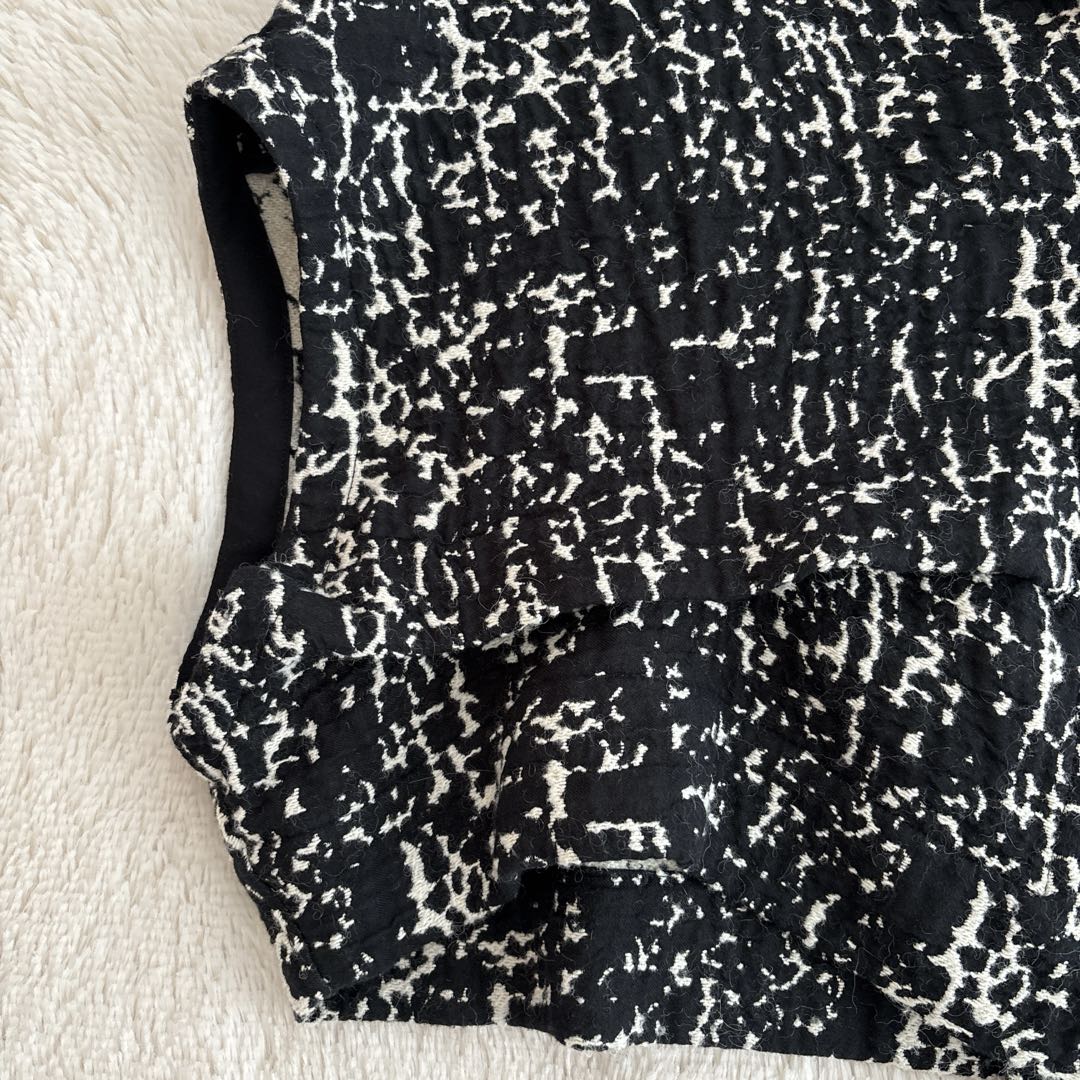 美品✨萌　MOYURU ベスト　アシンメトリー　ワンボタン　白黒