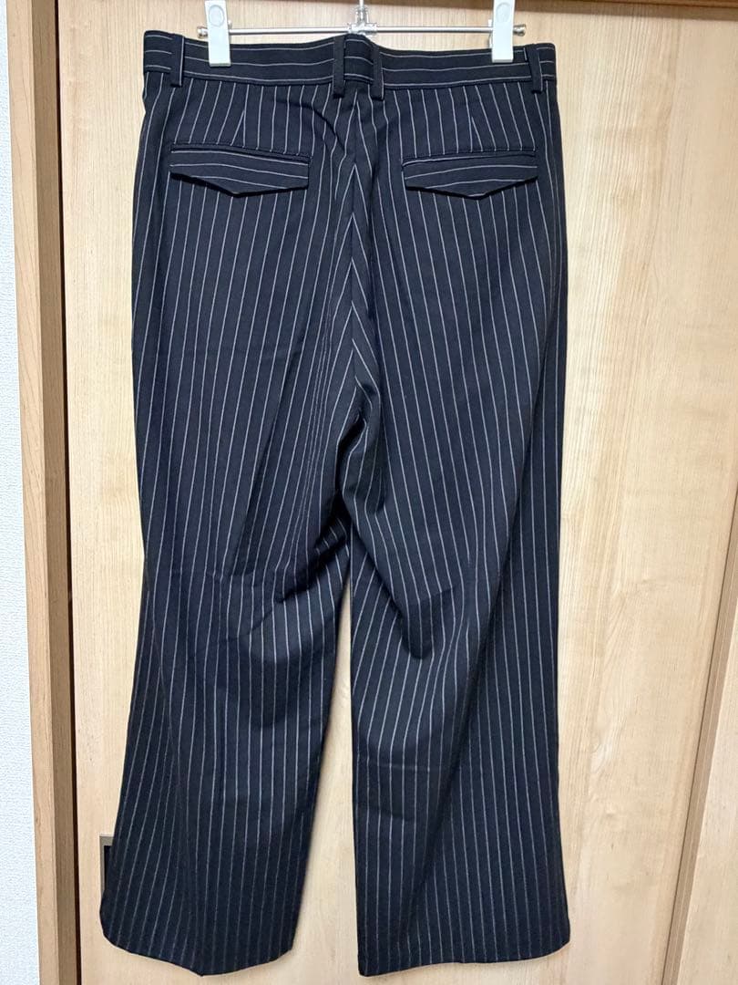 パンツ Chikashitsu + stripe tuck slacks