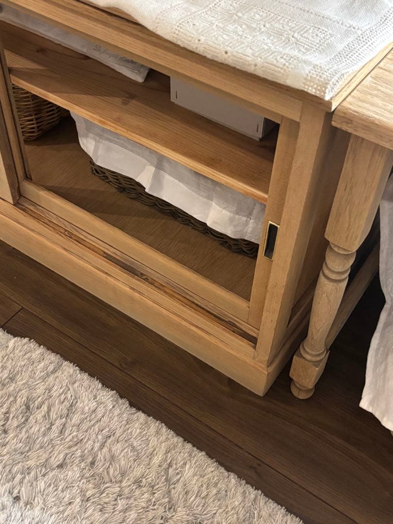 古家具の木肌のやさしい引き戸キャビネット