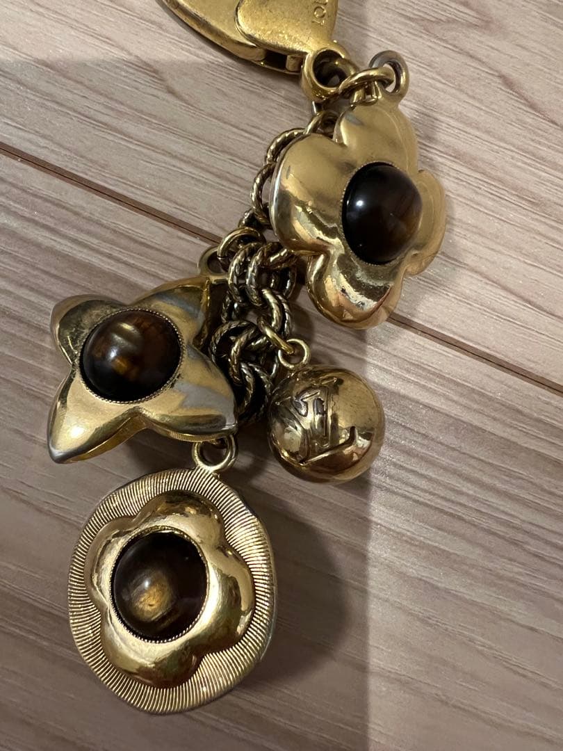 フラワー型チャーム付きキーホルダー