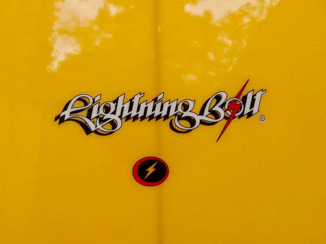 黄色いサーフボード　ライトニングボルト　ミッドレングス6'9