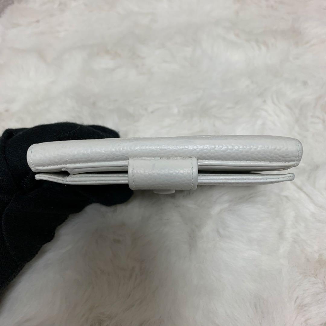 CHANEL シャネル　キャビアスキン　二つ折り財布　ホワイト