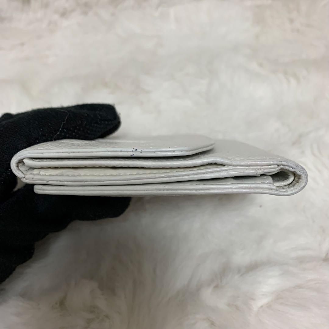 CHANEL シャネル　キャビアスキン　二つ折り財布　ホワイト