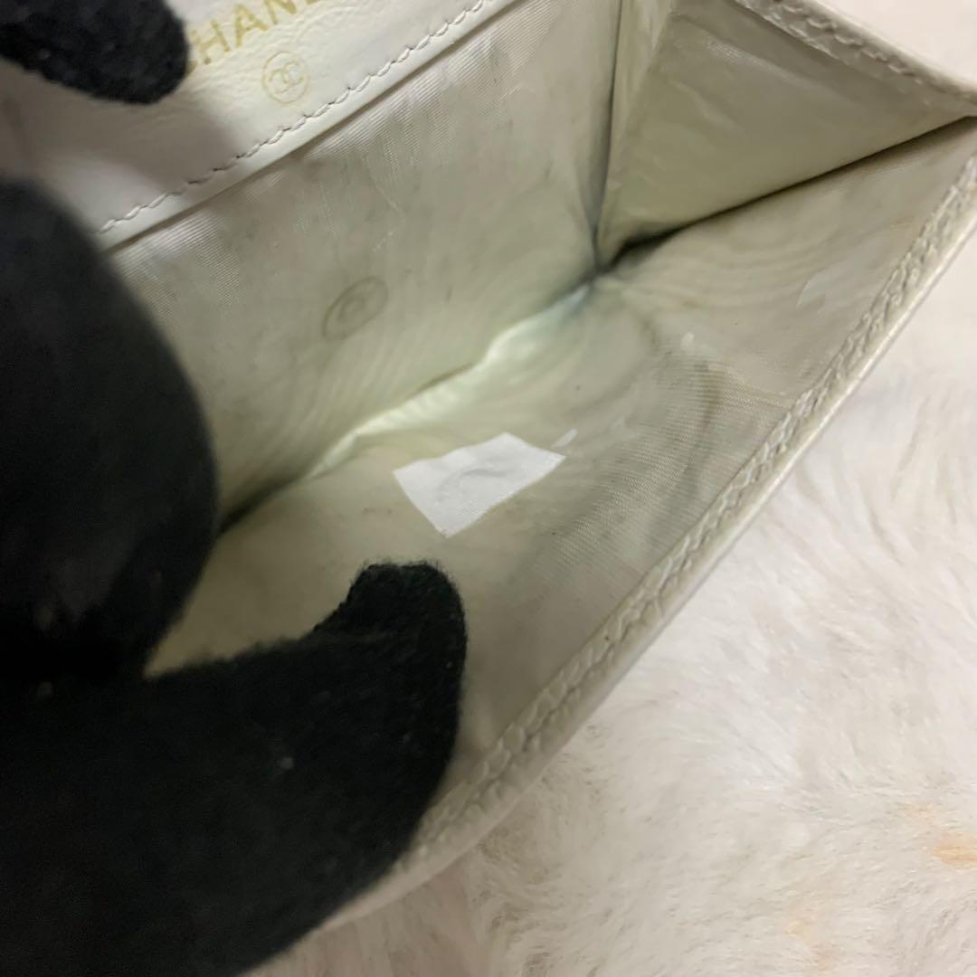 CHANEL シャネル　キャビアスキン　二つ折り財布　ホワイト