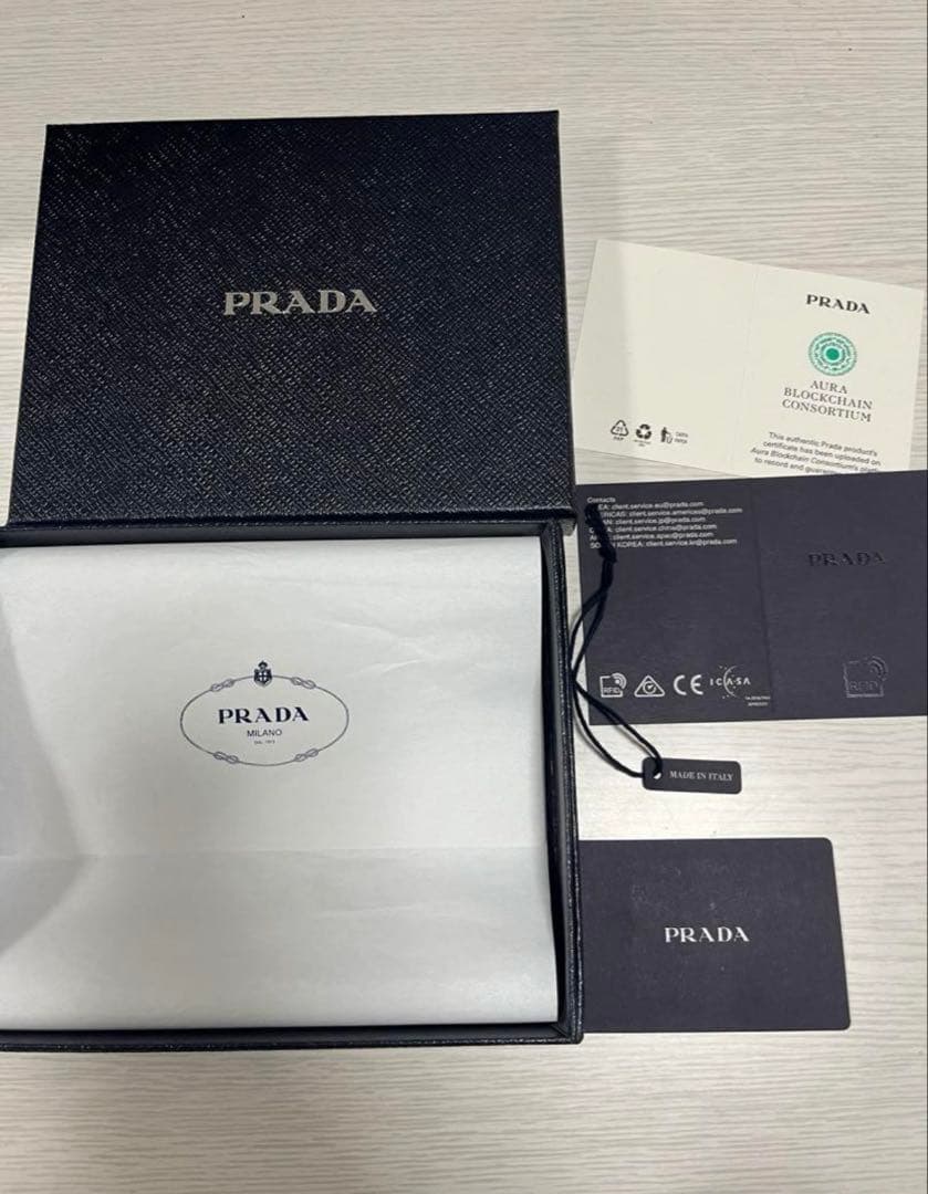 【最終値下げ】PRADAヘアクリップ