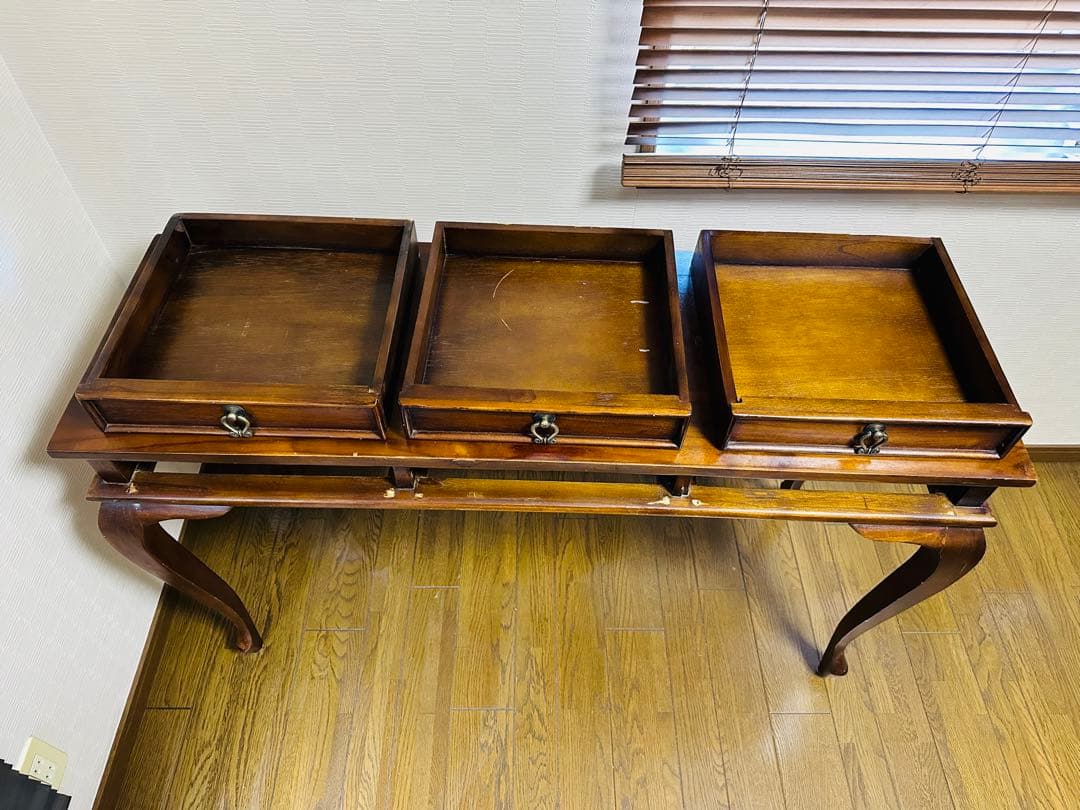 ダークブラウンの木製文机、3つの引き出し付き、曲線的デザイン