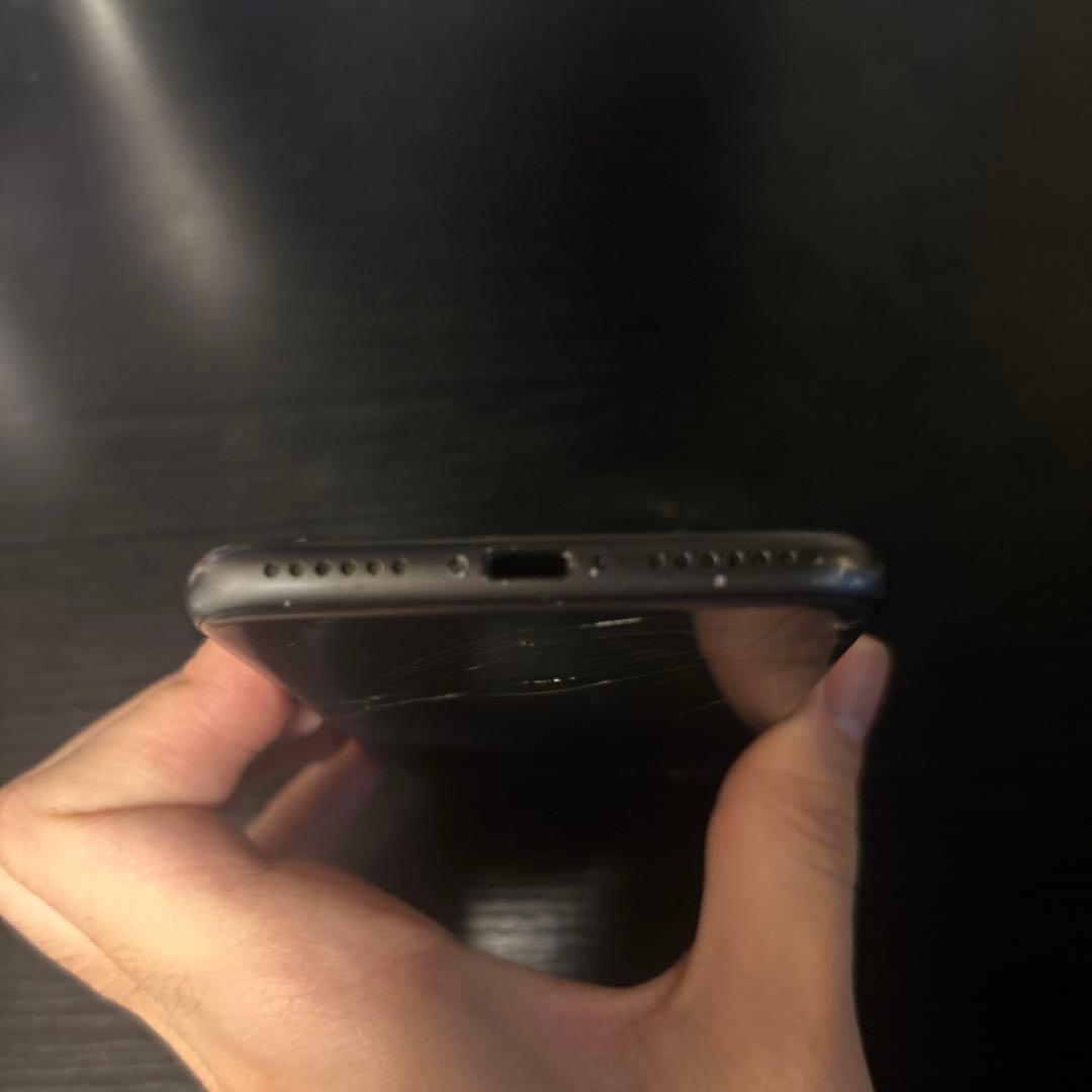 Apple iPhone 8ブラック　背面割れ