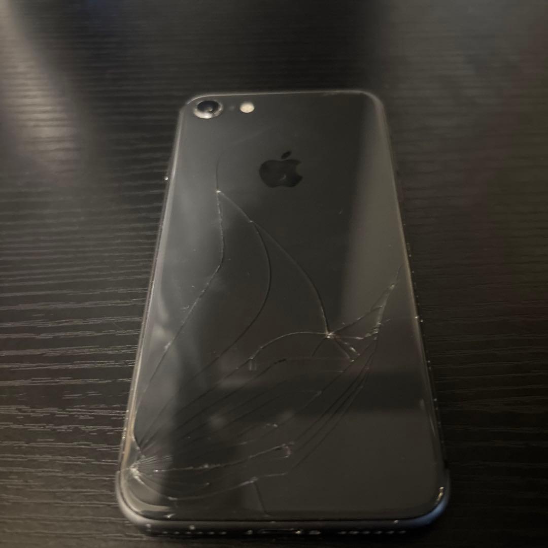 Apple iPhone 8ブラック　背面割れ