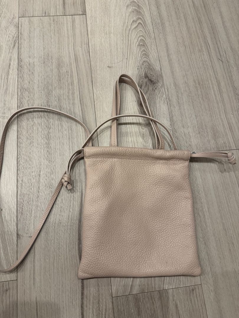 ベージュ型押しレザーショルダーバッグ