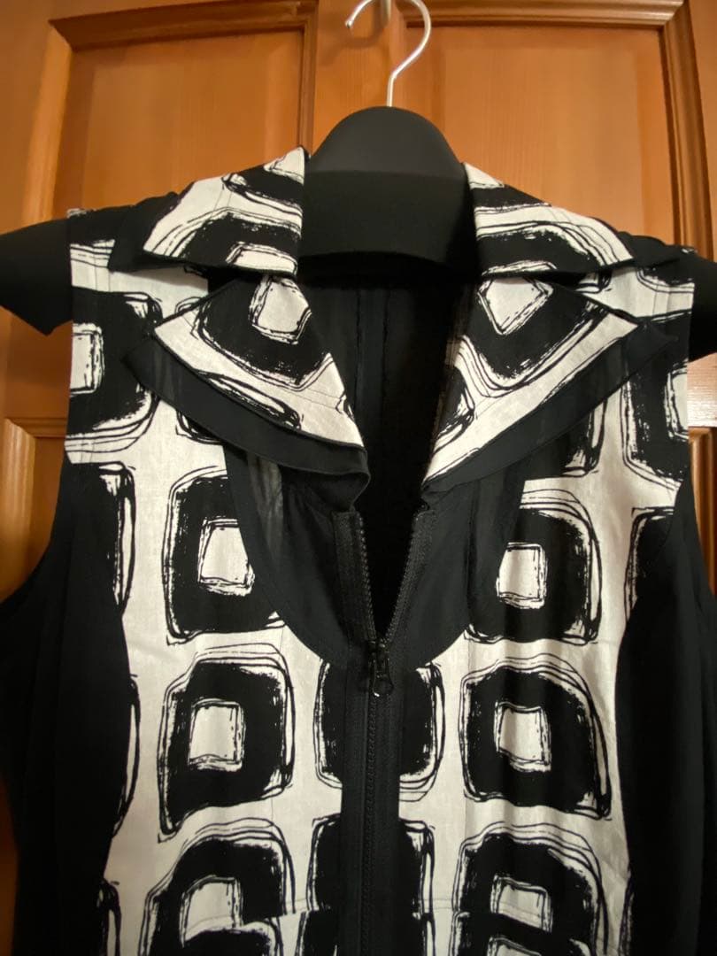 感謝セール1000円お値下げ♥️イークラット♥️幾何学模様のジレワンピ