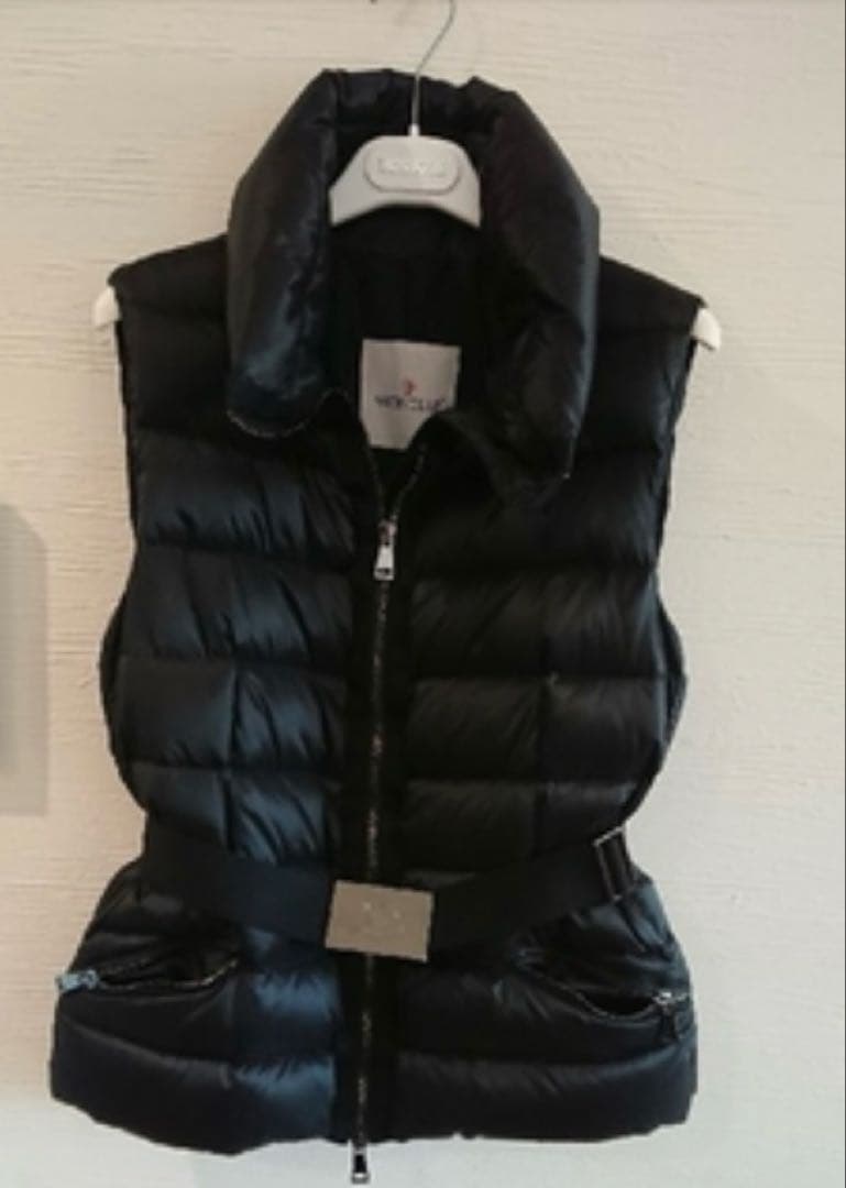 本日限定値下げ中MONCLER 直営店購入　ダウンベスト ブラック ベルト付き