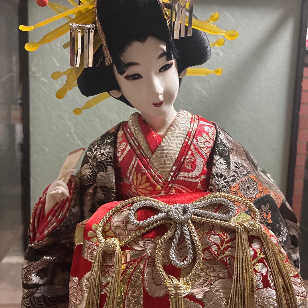 日本人形 赤・黒・金の衣装ガラスケース付き