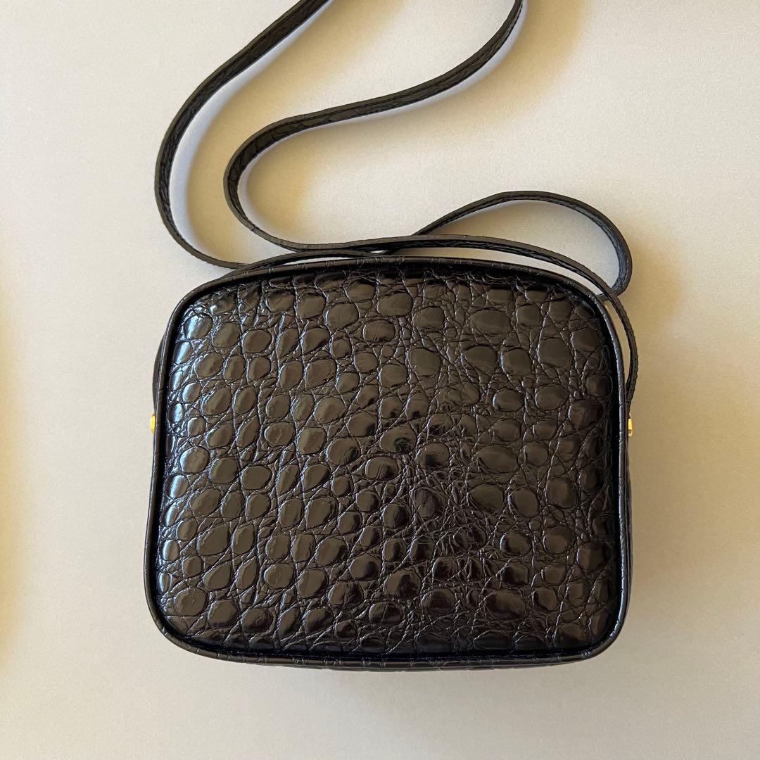 フェラガモ　ヴァラ　クロコ型押し ショルダーバッグ　ブラック