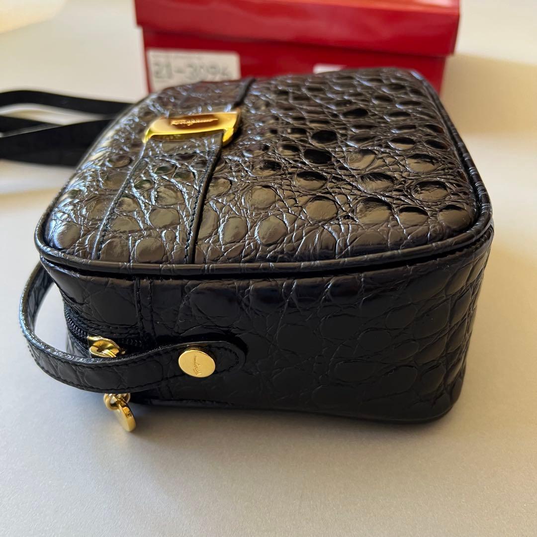 フェラガモ　ヴァラ　クロコ型押し ショルダーバッグ　ブラック